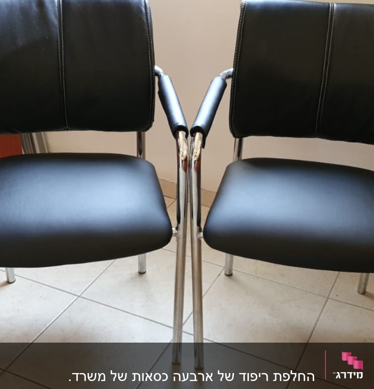 שני כיסאות מרופדים בשחור עם רגלי מתכת